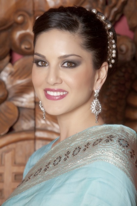 Sunny Leone star porn pictures