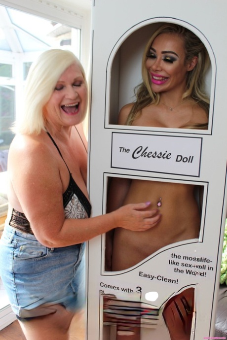 granny spread as chicks tease beautiful naked photos